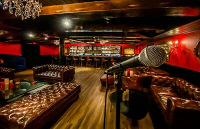 killer shrimp restaurant interior