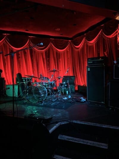 venue-alexs-bar_stage